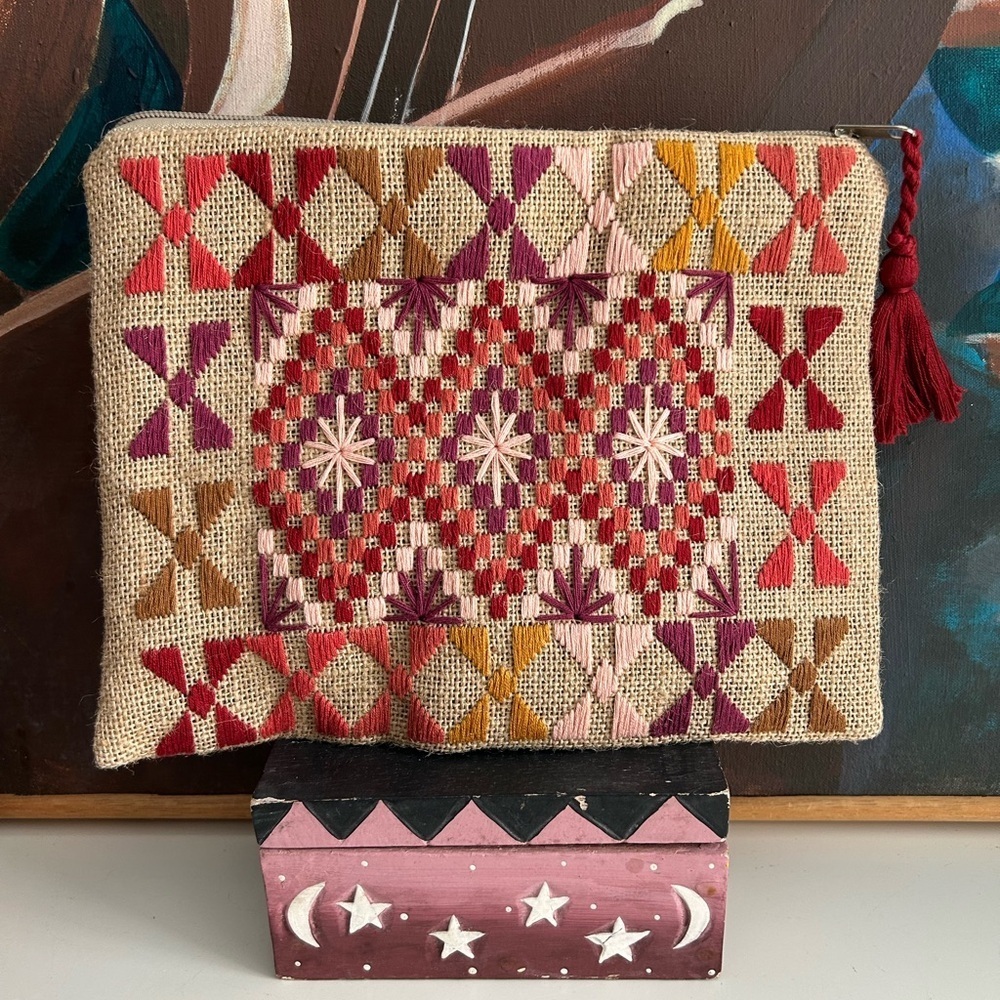 Teixchell Handmade W Love Geometric Patterned Clutch with Tassel Guatemala - Picture 4 of 15